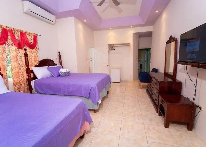 Spacious In Near * Runaway Bay